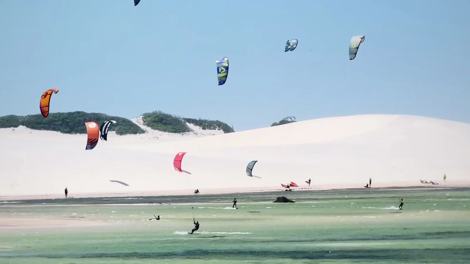 Kitesurfing over the lagoon and the dunes