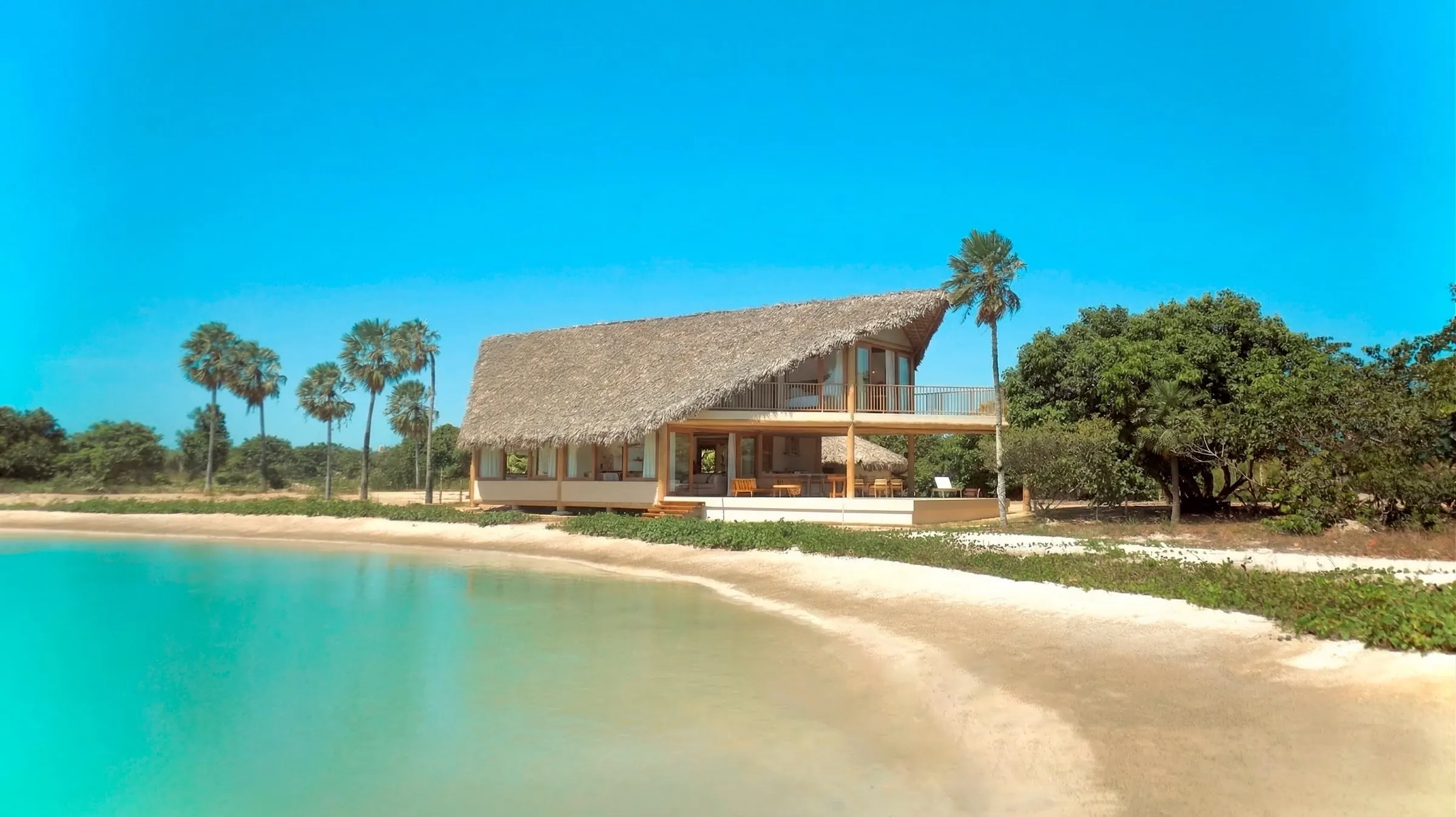 A thatched house by the lagoon at Vila Carnaúba