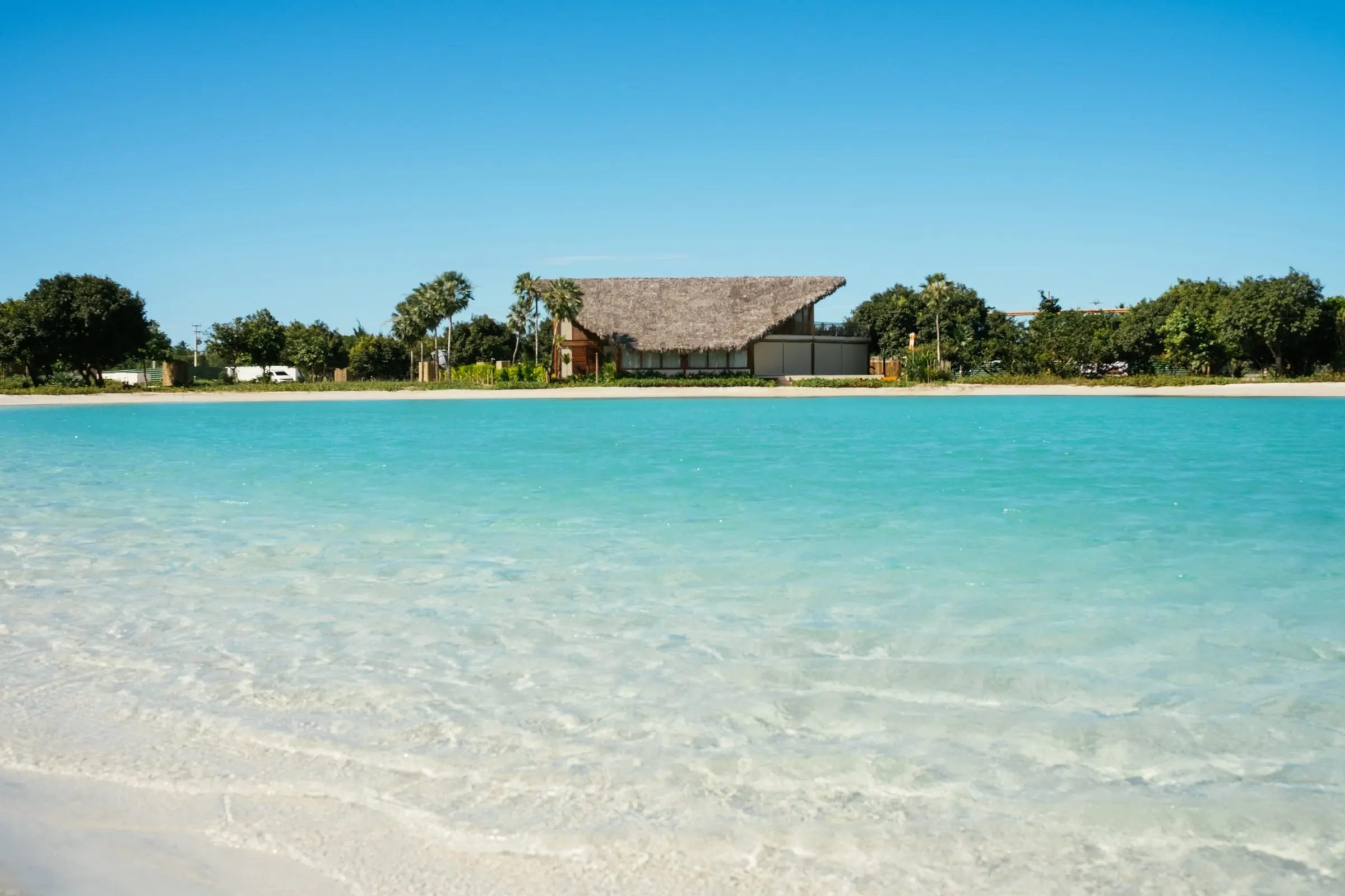 A clear lagoon and a house at Vila Carnaúba
